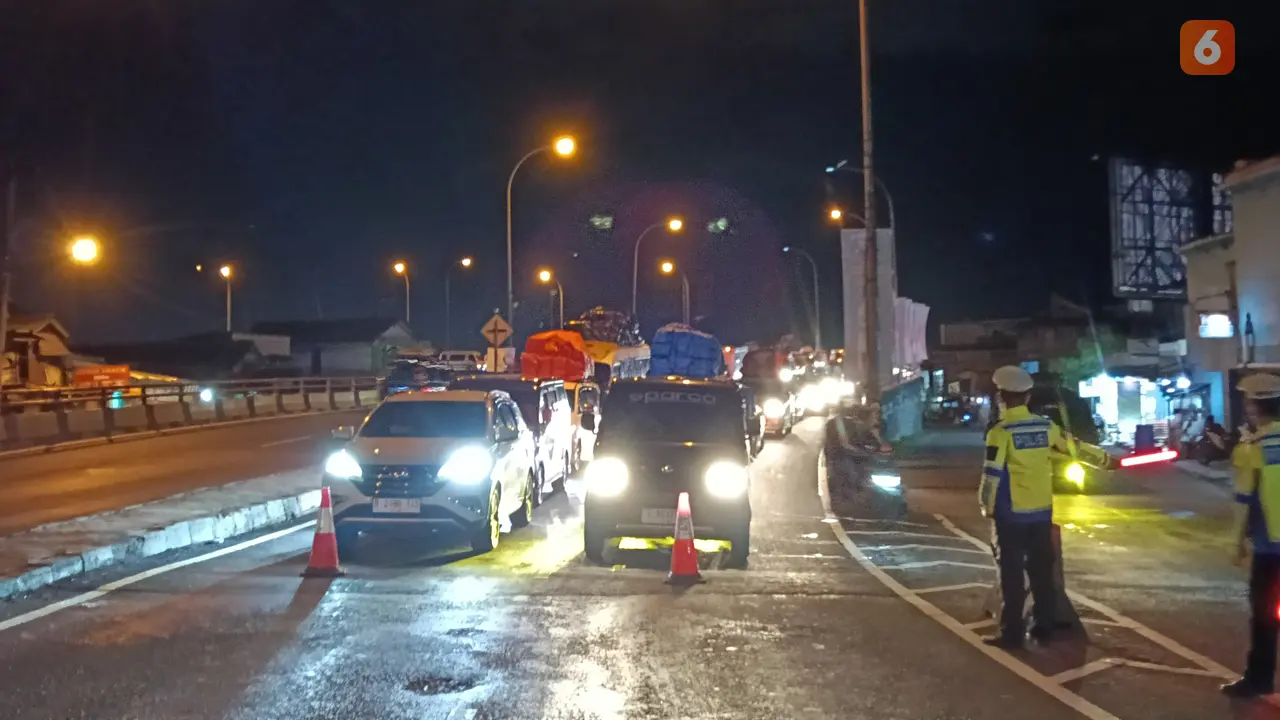 Polisi Buka Tutup Jalan di Cikuasa Atas, Cilegon, Banten. (Jumat, 28/03/2025). (Yandhi Deslatama/Liputan6.com).
