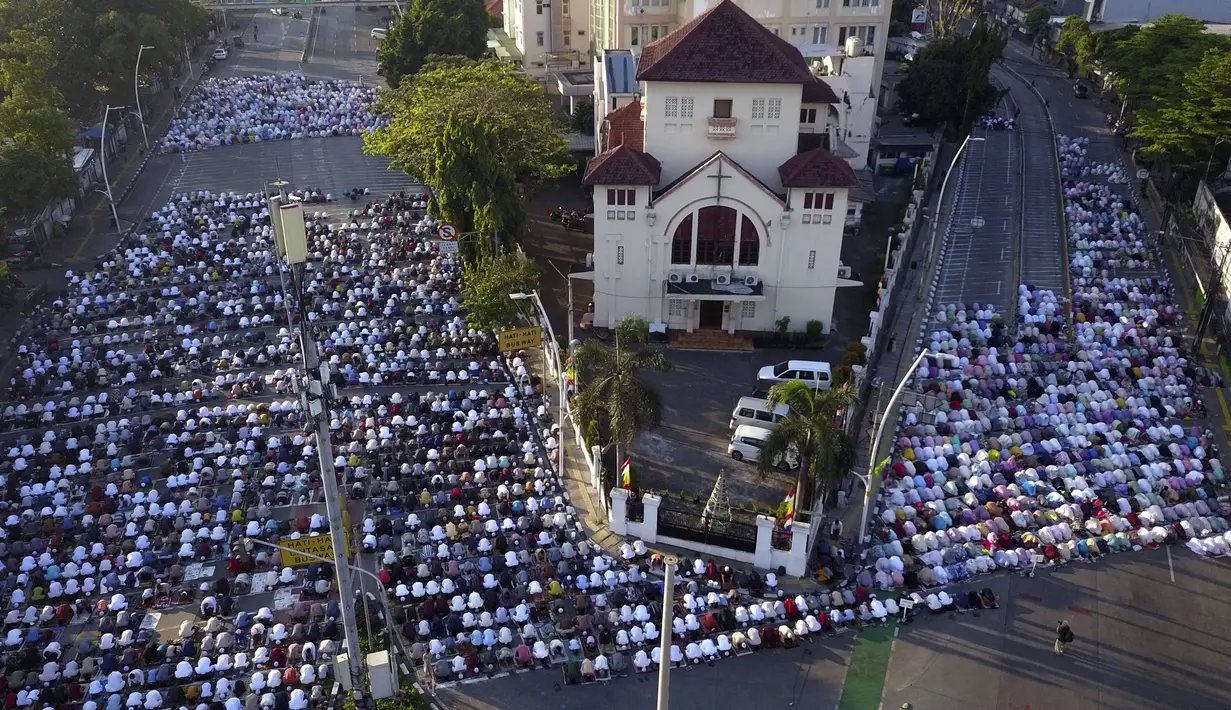 Foto udara memperlihatkan umat muslim melaksanakan salat Idul Adha di Jakarta, Minggu (10/7/2022). (AP Photo/Achmad Ibrahim)