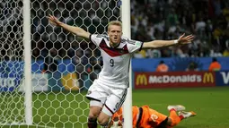 Pemain tengah Timnas Jerman, Andre Schuerrle, merayakan golnya ke gawang Aljazair di laga 16 besar Piala Dunia 2014 di Stadion Beira Rio, Porto Alegre, (1/7/2014). (REUTERS/Edgard Garrido)