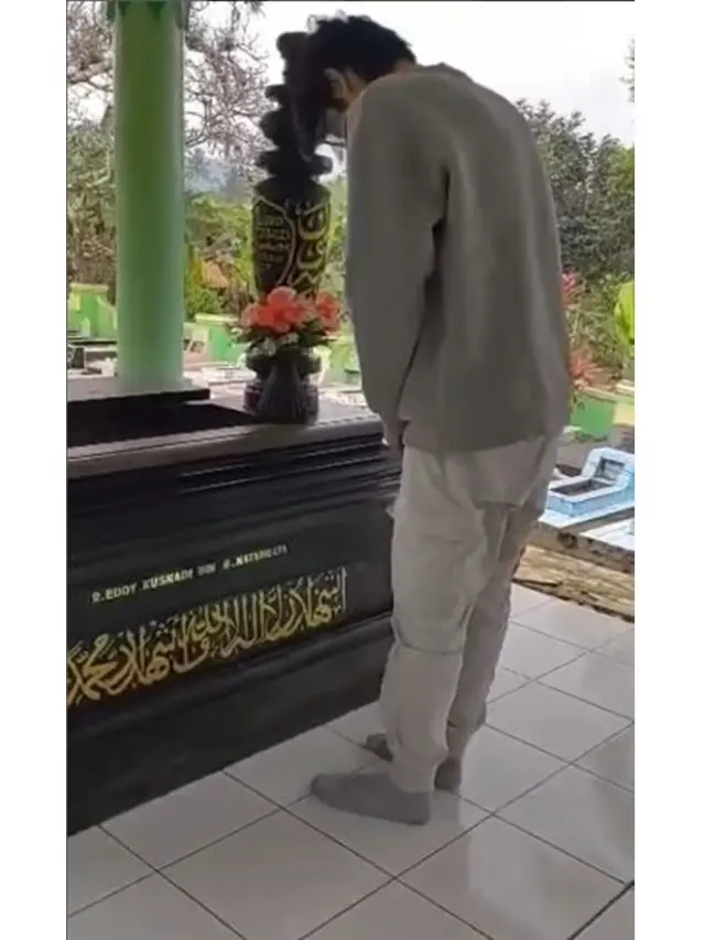 Rilis Ulang 'Seberkas Sinar', Ini 6 Potret Kiesha Alvaro Ziarah ke Makam Nike Ardilla