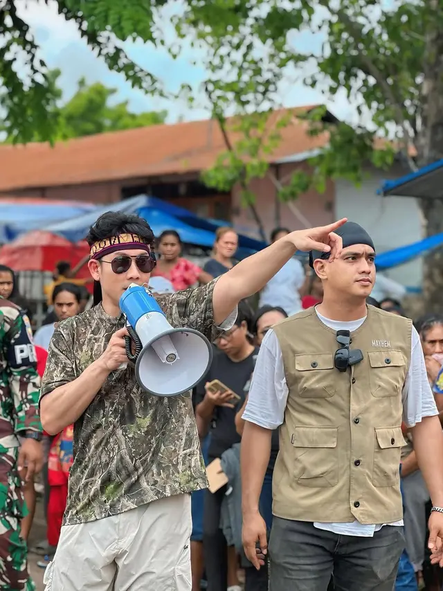 5 Potret Denny Sumargo Salurkan Bantuan Rp 1,7 Miliar untuk Korban Gunung Lewotobi di NTT