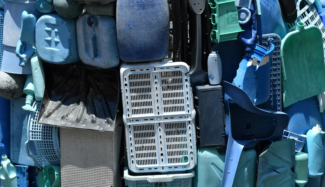 Detail dari instalasi patung paus yang ditampilkan di sungai Brugges, Belgia, Sabtu (14/7). Mulai dari sampah drum, botol, keranjang, jeriken sampai rak terbuat dari plastik disatukan menjadi satu hingga membentuk patung ikan paus. (AFP/JOHN THYS)