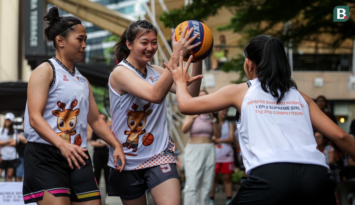 Para pemain basket putri Indonesia tersebut terbagi dalam dua tim, yaitu tim Elita A dan Elite B. Mereka bertanding sebanyak tiga babak. (Bola.com/Bagaskara Lazuardi)