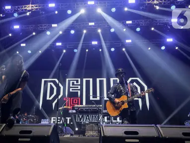 Grup band Dewa feat Ello saat tampil di hari kedua konser musik Soundsfest 2024 yang digelar di kawasan Summarecon Mal Bekasi, Jawa Barat, Minggu (28/7/2024). (Liputan6.com/Herman Zakharia)