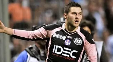 Toulouse&#039;s forward Andre-Pierre Gignac celebrates after scoring a goal during the French L1 football match Marseille/Toulouse on May 2, 2009 at the Velodrome Stadium in Marseille, southern France. AFP PHOTO ANNE-CHRISTINE POUJOULAT 