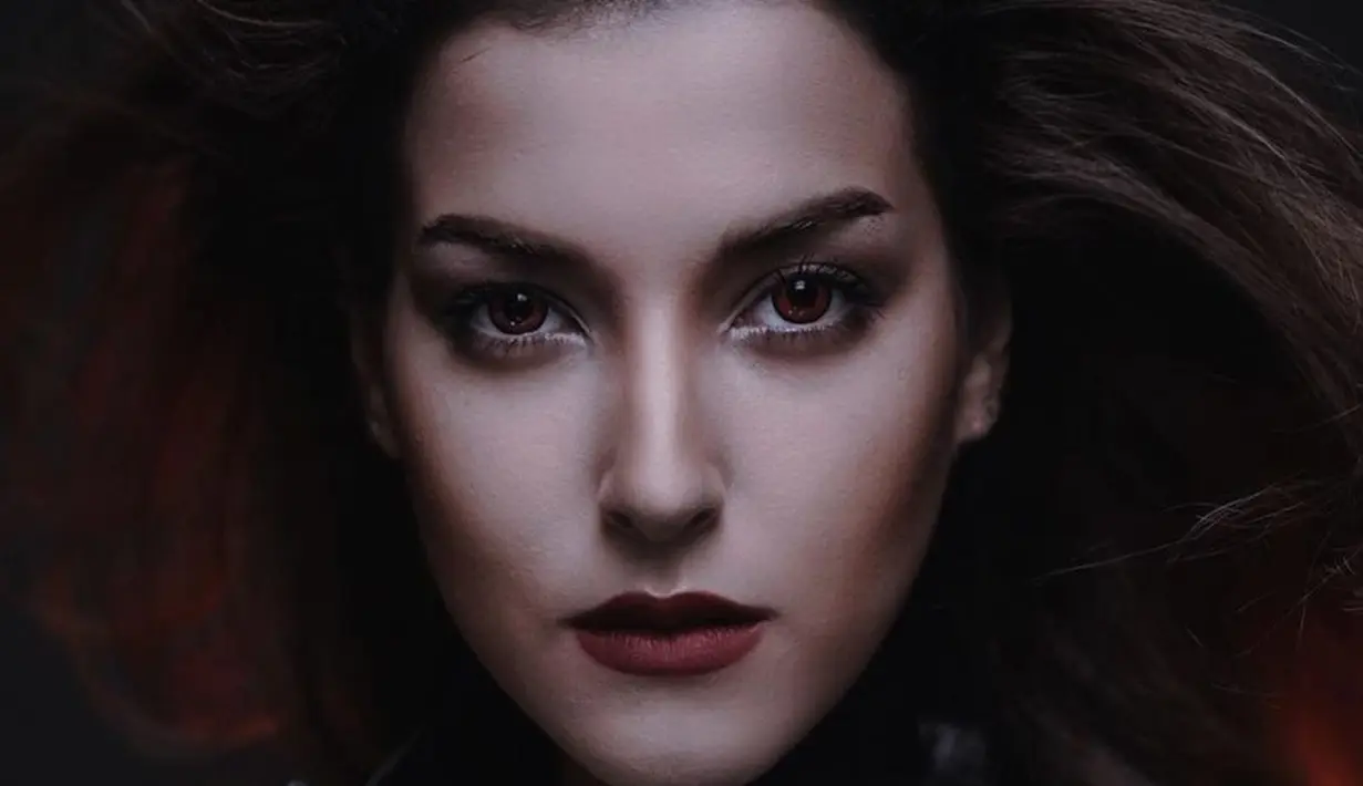 Tak hanya itu, Tasya juga membiarkan rambutnya terurai dengan gaya messy blow dry seperti aslinya. (Instagram/tasyafarasya).