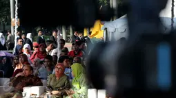 Ibu Negara Hj. Mufidah Jusuf Kalla (tengah) saat menghadiri pembukaan Muhammadiyah Expo 2015 di kawasan Monas Jakarta, Kamis (28/5/2015). Kegiatan tersebut merupakan rangkaian kegiatan pendukung Muktamar Muhammadiyah ke-47. (Liputan6.com/Johan Tallo)