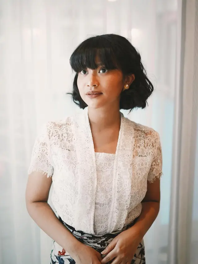 5 Gaya Adira Kania Anak Ikke Nurjanah Pakai Kebaya, Anggunnya Warisan Mama
