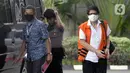 Mantan Kadis DPKAD Pemkot Bandung Herry Nurhayat (kanan) tiba di Gedung KPK, Jakarta, Senin (22/6/2020). Herry akan menjalani persidangan secara online terkait dugaan korupsi pengadaan tanah untuk ruang terbuka hijau di lingkungan Pemerintah Kota Bandung Tahun 2012-2013. (merdeka.com/Dwi Narwoko)