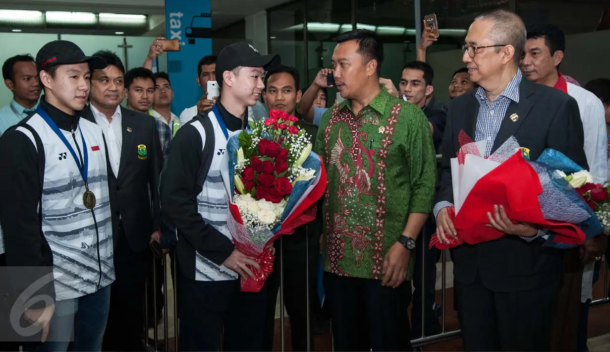 Menpora Imam Nahrawi menyambut pebulu tangkis peraih gelar juara ganda putra All England 2017, Kevin Sanjaya dan Marcus F Gideon, saat tiba di Terminal 2D Bandara Soekarno Hatta, Tangerang, Banten, Selasa (14/3). (Liputan6.com/Gempur M Surya)
