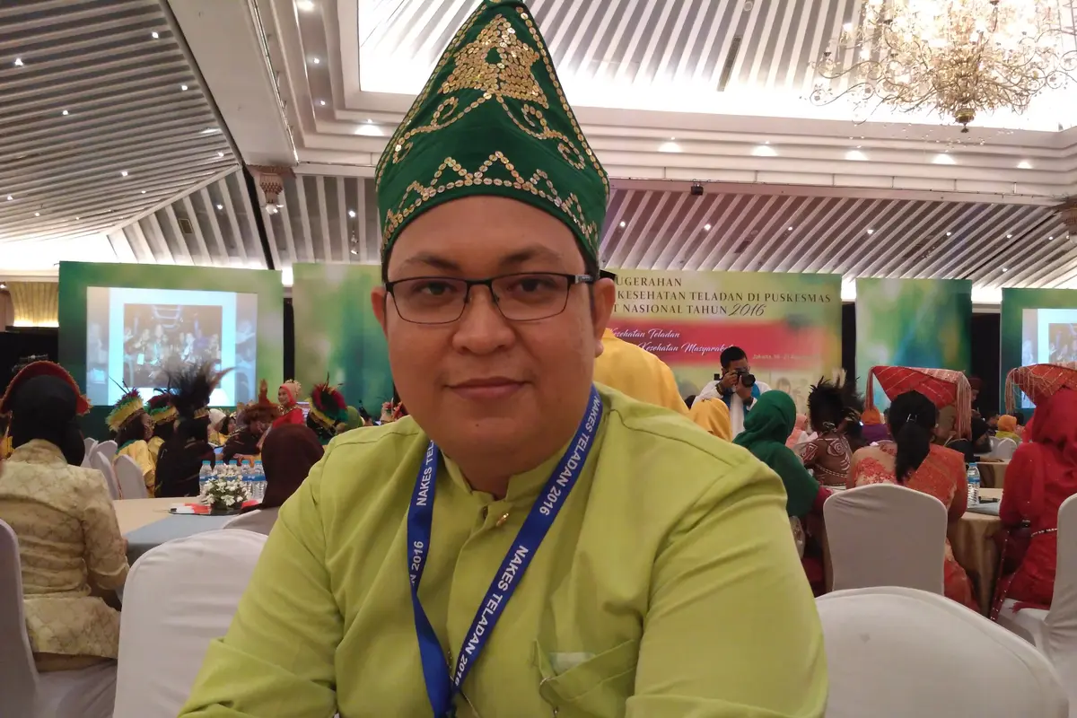 Dokter gigi Budi Rukhiyat dengan program Imunisasi Gigi.