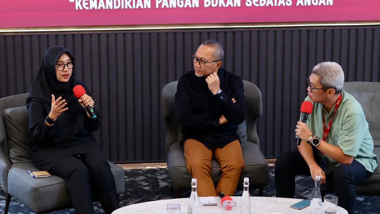 Bupati Banyuwangi Ipuk Fiestiandani (Kanan) memaparkan program ketahanan pangan  bersama menko Zulkifli Hasan (Istimewa)