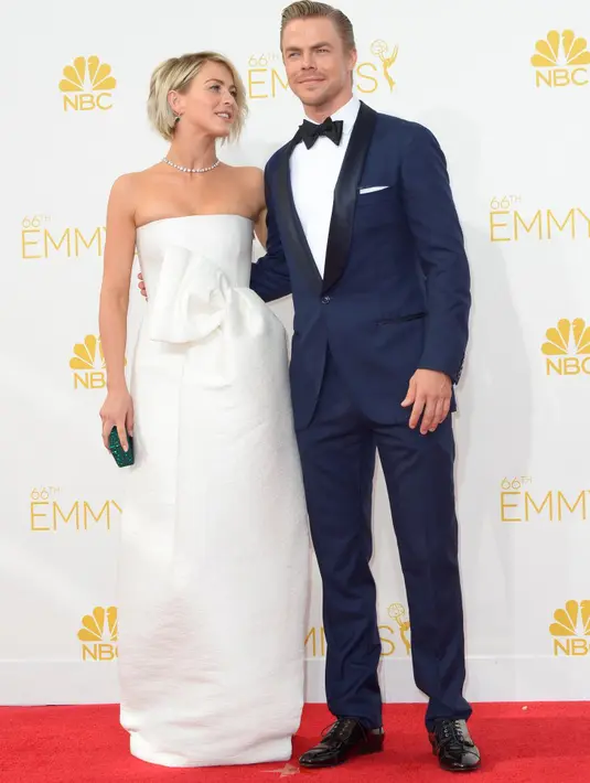 Julianne bahkan tidak bisa berhenti bicara tentang pertunangannya dengan Brooks. (Bintang/EPA)