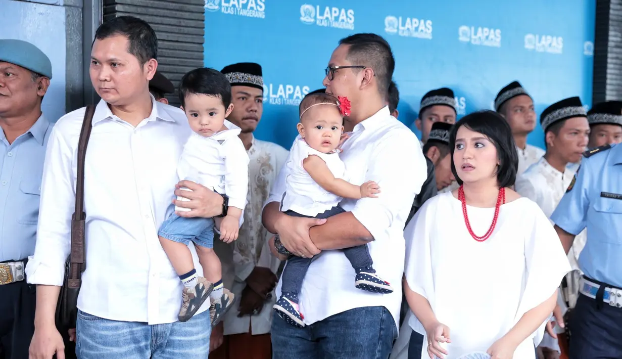 Beberapa kali terlihat Antasari menciumi cucu-cucunya yang turut menjemput. Pelepasan kangen, lantaran jarang bertemu. Begitu juga dengan anak-anak serta mantu yang turut menjemput. (Adrian Putra/Bintang.com)