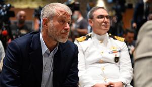 Oligarki Rusia, Roman Abramovich (C), menghadiri upacara penandatanganan inisiatif tentang pengangkutan gandum dan bahan makanan yang aman dari pelabuhan Ukraina, di Istanbul, pada 22 Juli 2022. (OZAN KOSE/AFP)