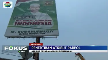 Petugas Panwaslu Kota dan Satpol PP Jakarta Utara tertibkan sejumlah atribut kampanye, lantaran belum memasuki masa pemilu dan dinilai merusak keindahan kota.