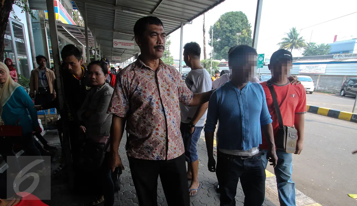 Petugas dari Polsek Senen menangkap beberapa calo tiket kereta api di Stasiun Senen, Jakarta, Senin (29/6/2015). Razia tersebut dilakukan untuk mengamankan stasiun dari para calo yang merugikan calon penumpang. (Liputan6.com/Faizal Fanani) 