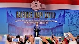 Peserta mengambil gambar Presiden Joko Widodo atau Jokowi saat membuka Rakernas Ikatan Wanita Pengusaha Indonesia (IWAPI) XXVIII di Padang, Sumatera Barat, Senin (8/10). (Liputan6.com/Pool/Biro Pers Setpres)
