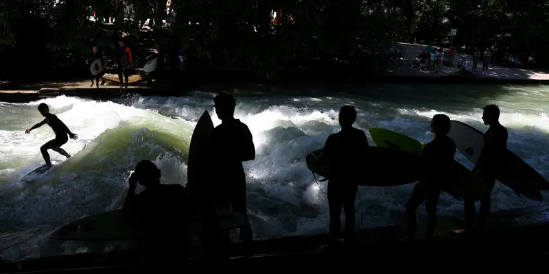 Asyiknya Berselancar dengan Ombak Buatan di Sungai Eisbach Jerman