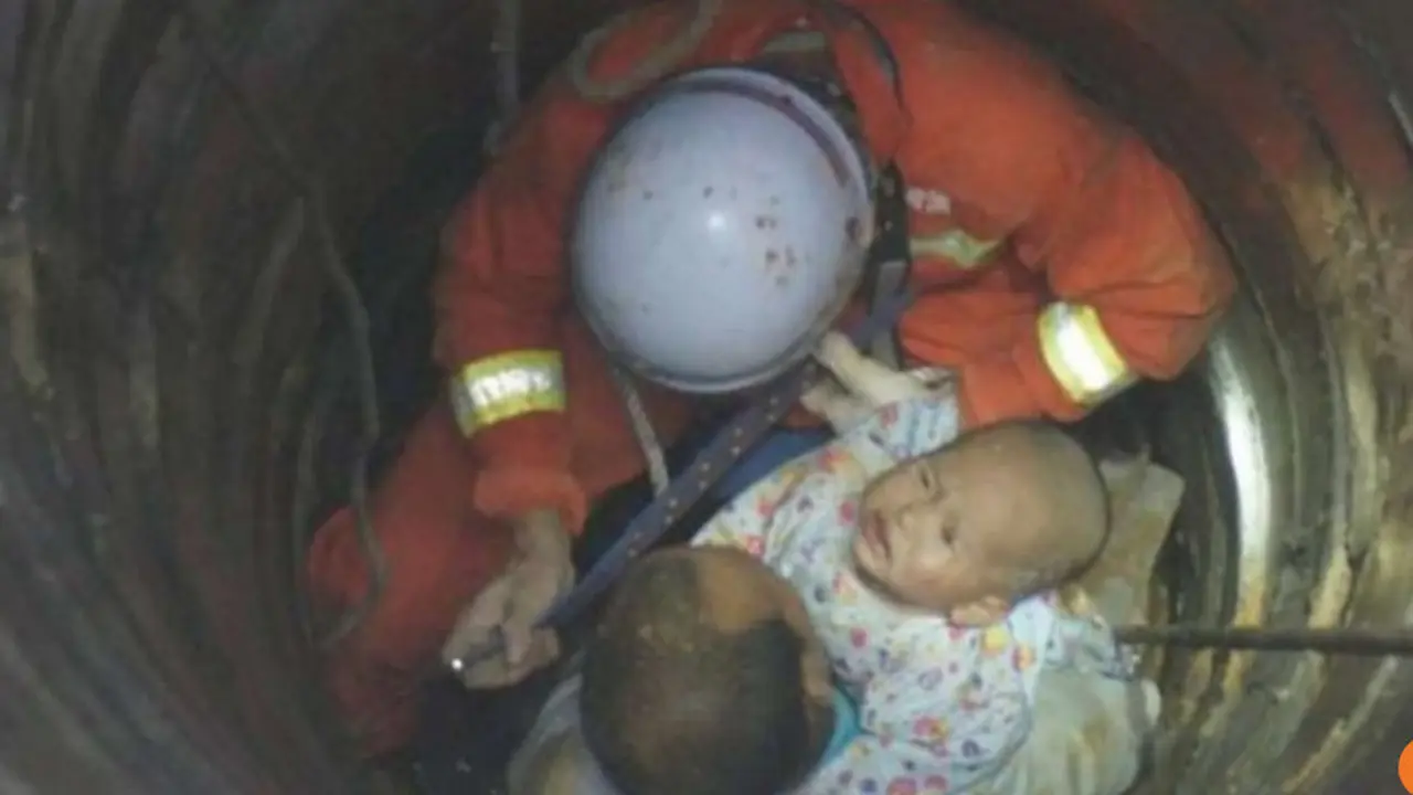 Momen Dramatis Penyelamatan Bocah Jatuh ke Lubang Sedalam 6 Meter