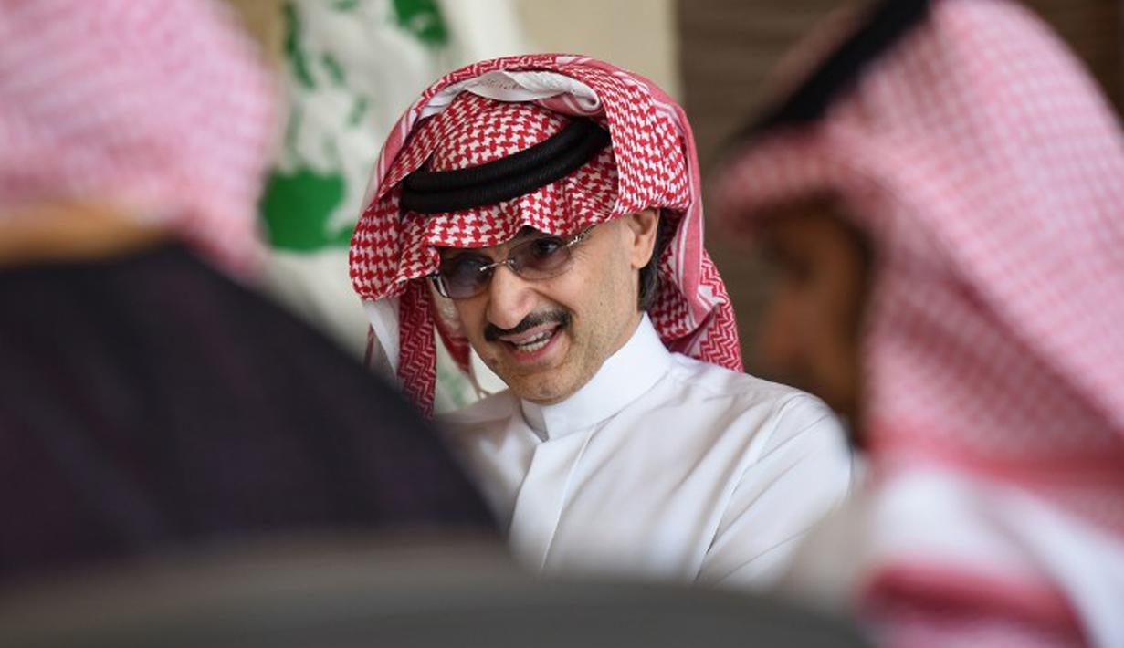 Alwaleed bin Talal menjawab pertanyaa wartawan terkait niat beramalnya di Riyadh, Arab Saudi, Rabu (1/7/2015). Alwaleed berjanji akan memberikan hartanya senilai USD 32 miliar, atau Rp 427 triliun untuk kepentingan amal. (AFP/Fayez Nureldine)