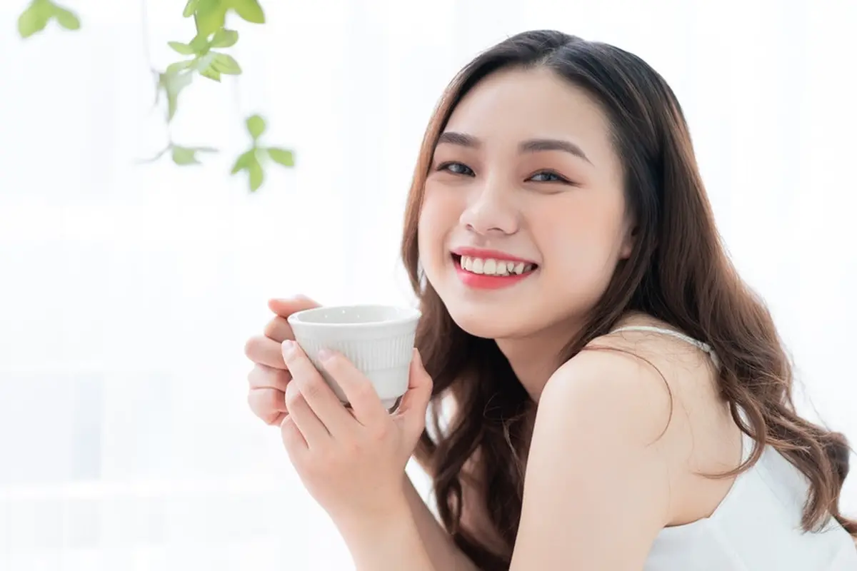 tersenyum minum teh pagi hari