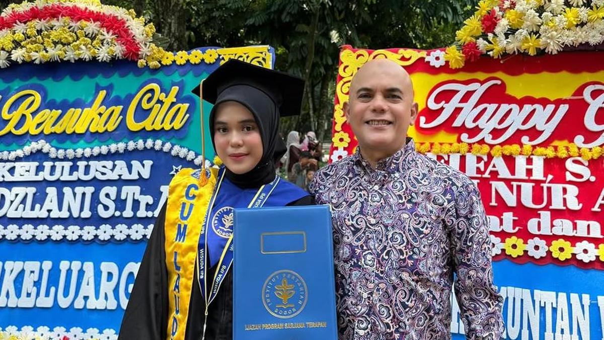 Hadiri Wisuda Ponakan, Ozy Syahputra 'Si Manis Jembatan Ancol' Dipuji Awet Muda