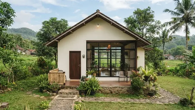 Rumah Desa Sederhana dengan Jendela Kaca Lebar