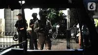 Tim Eagle One Sat Reskrim Polres Jakarta Selatan melakukan penyisiran saat Operasi Premanisme Skala Besar Gabungan di kawasan Manggarai, Jakarta, Rabu (6/11/2019). Operasi tersebut digelar untuk menjaga keamanan dan ketertiban wilayah rawan aksi kriminal atau premanisme. (merdeka.com/Iqbal Nugroho)