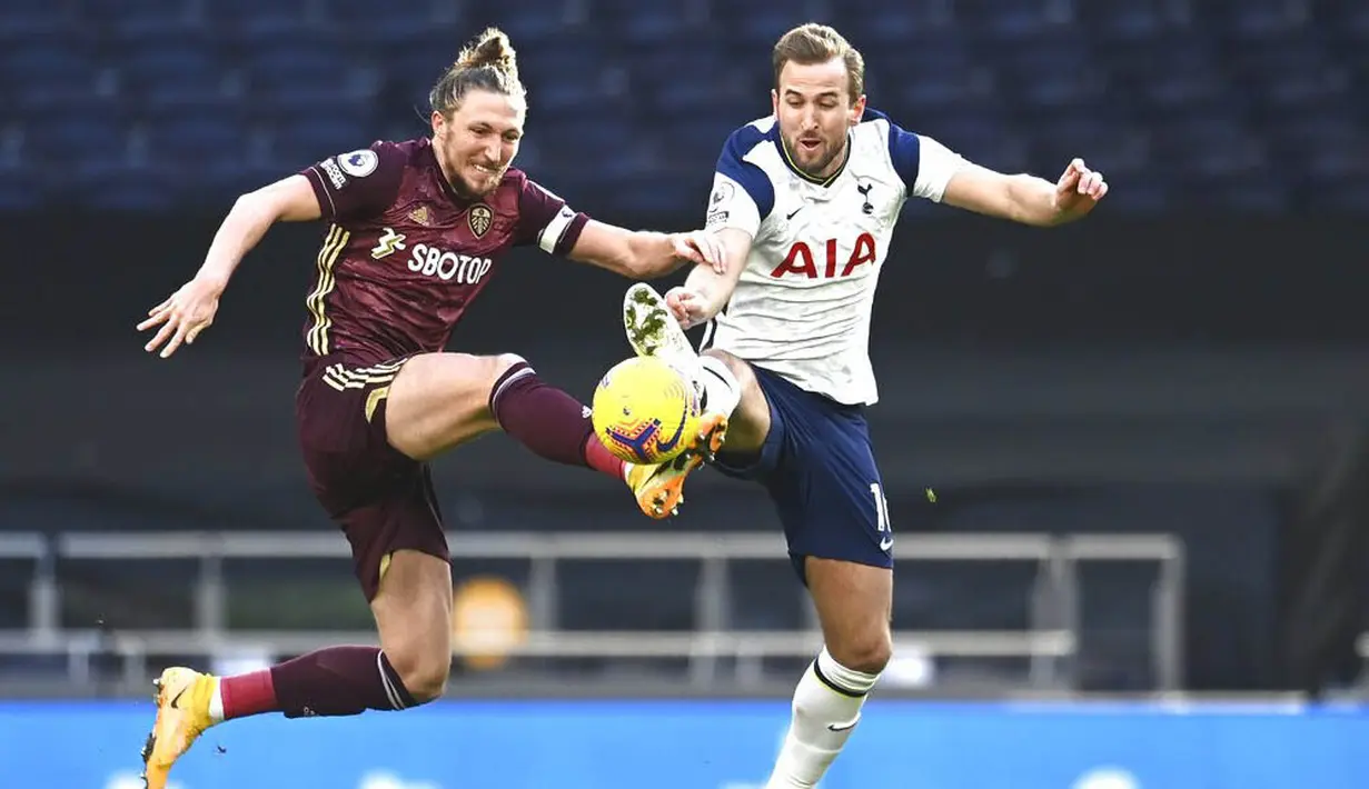 Striker Tottenham Hotspur, Harry Kane, berebut bola dengan pemain Leeds United, Luke Ayling, pada laga liga Inggris di London, Sabtu (2/1/2021). Spurs menang dengan skor 3-0. (Andy Rain/Pool via AP)