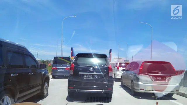 Sejumlah mobil mengantre untuk melintasi gerbang Tol Brebes Barat saat mudik natal