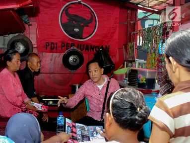 Politisi PDI Perjuangan, Sony Kusumo berdiskusi dengan warga di Jakarta Utara, Minggu (18/11). Blusukan ala Jokowi mengajak warga untuk menerapkan prinsip hidup mandiri. (Liputan6.com/HO/Dian)