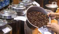 Pekerja menyiapkan salah satu produk kopi siap jual di Pasar Santa, Jakarta, Kamis (25/7/2024). (Liputan6.com/Herman Zakharia)