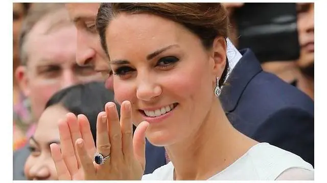 Kate sangat kecewa replika cincin tunangannya beredar di pasaran, karena cincin itu adalah warisan dari mertuanya, Lady Diana. 