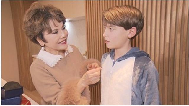 Jarang Terekspos, Ini 6 Momen Kebersamaan Dewi Soekarno Bersama Cucu