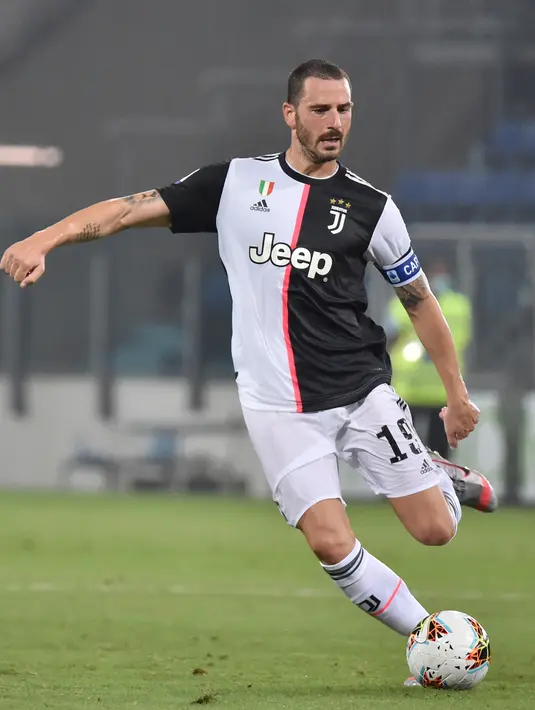 Bek Juventus, Leonardo Bonucci berusaha mengontrol bola saat melawat ke markas Cagliari dalam lanjutan Liga Italia di stadion Sardegna Arena, Rabu (29/7/2020). Juventus yang sudah menjadi juara terpeleset di markas Cagliari. (Alessandro Tocco/LaPresse via AP)