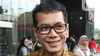 Ekspresi Menteri Pariwisata dan Ekonomi Kreatif Wishnutama saat tiba di Gedung KPK, Jakarta, Kamis (9/1/2020). Wishnutama mendatangi KPK untuk menyerahkan laporan harta kekayaan penyelenggara negara (LHKPN). (Liputan6.com/Herman Zakharia)