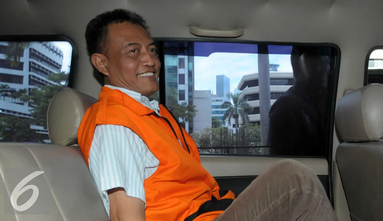 Awang Lazuardi Embat berada di mobil usai jalani pemeriksaan lanjutan di Gedung KPK, Jakarta, Jumat (8/4). Awang yang berprofesi sebagai pengacara diperiksa sebagai tersangka terkait dugaan korupsi Dermaga Labuhan Haji Lombok. (Liputan6.com/Helmi Afandi)
