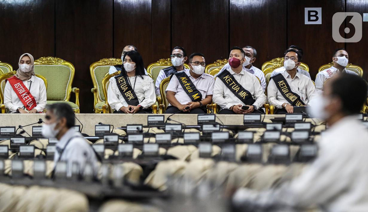 Sejumlah petugas memperagakan pimpinan lembaga tinggi negara dalam gladi bersih persiapan Sidang Tahunan MPR RI, Sidang Bersama DPR RI dan DPD RI dan Sidang Paripurna DPR RI di Kompleks Parlemen, Jakarta, Senin (15/8/2022). Presiden Joko Widodo akan kembali menyampaikan pidato kenegaraan dan keterangan pemerintah terkait RUU APBN 2023 dan Nota Keuangan dalam Rapat Tahunan MPR dan Rapat Bersama DPR & DPD RI pada Selasa, 16 Agustus 2022. (Liputan6.com/Johan Tallo)