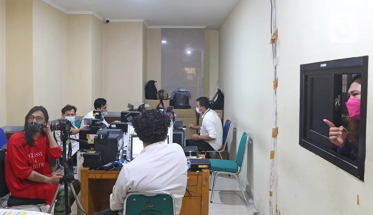 Petugas saat membuat E-KTP untuk transpuan di Disdukcapil Kota Depok, Depok, Jawa Barat, Senin (9/8/2021). Kepemilikan E-KTP bagi Transgender Perempuan (Transpuan) agar mendapatkan pelayanan publik seperti jaminan sosial, kesehatan, hingga pendidikan. (Liputan6.com/Herman Zakharia)