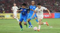 Pemain Timnas Indonesia, Ragnar Oratmangoen (kanan) berusaha melewati pemain Filipina, Santiago Rublico pada laga terakhir Grup F putaran kedua kualifikasi Piala Dunia 2026 Zona Asia di Stadion Utama Gelora Bung Karno (SUGBK) Senayan, Jakarta, Selasa (11/6/2024). (Bola.com/M Iqbal Ichsan)