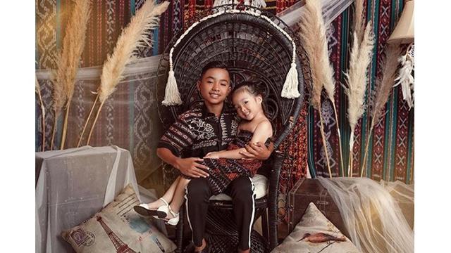 Ajak Betrand Peto, Begini 7 Gaya Foto Keluarga Ruben Onsu dengan Pakaian Nuansa Etnik