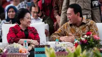 Gubernur DKI Jakarta Basuki Tjahaja Purnama (Ahok) bersama Presiden ke-5 Megawati Soekarnoputri saat acara peresmian RTH dan RPTRA Kalijodo, Jakarta, Rabu (22/2). (Liputan6.com/Gempur M Surya)