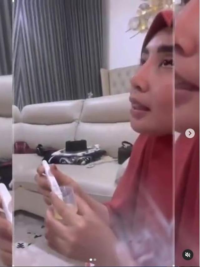 6 Potret Angga Wijaya Umumkan Kehamilan Istri, Penuh Haru Bahagia