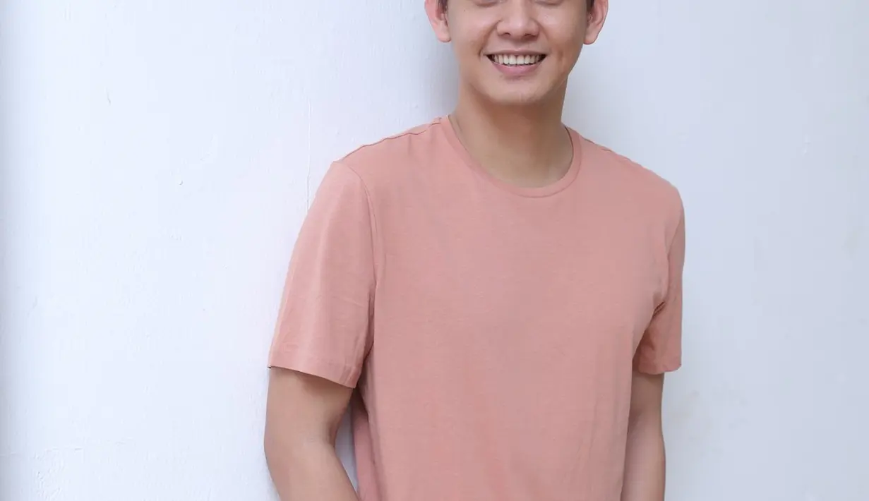 Andi mengaku sedang menjalin hubungan asmara dengan seorang cewek. Namun, ia masih enggan membocorkan siapa wanita yang menjadi kekasih hatinya tersebut. (Daniel Kampua/Bintang.com)