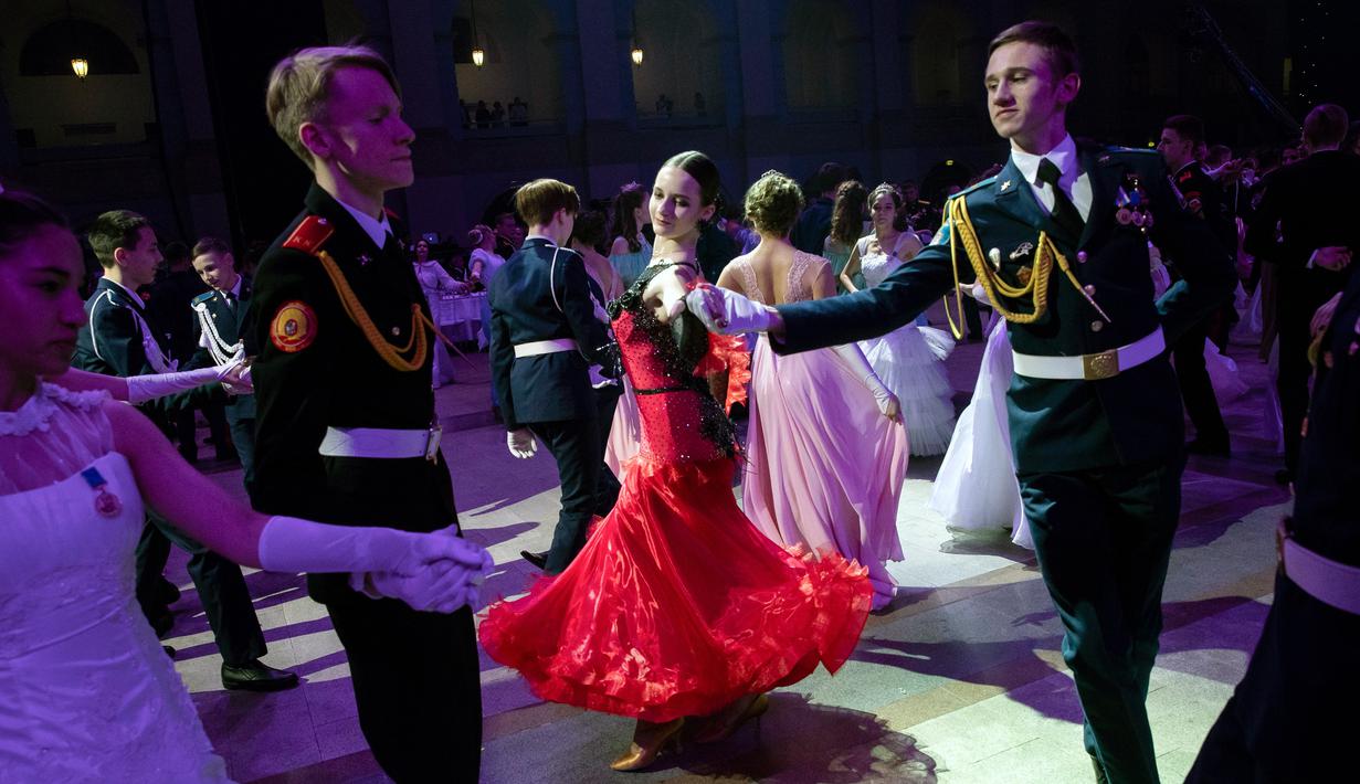 Siswa sekolah militer menari saat pesta tahunan Cadet Ball di Moskow, Rusia, Selasa (17/12/2019). Tarian dalam acara ini menggambarkan kemegahan kaum Tsar Rusia. (AP Photo/Pavel Golovkin)