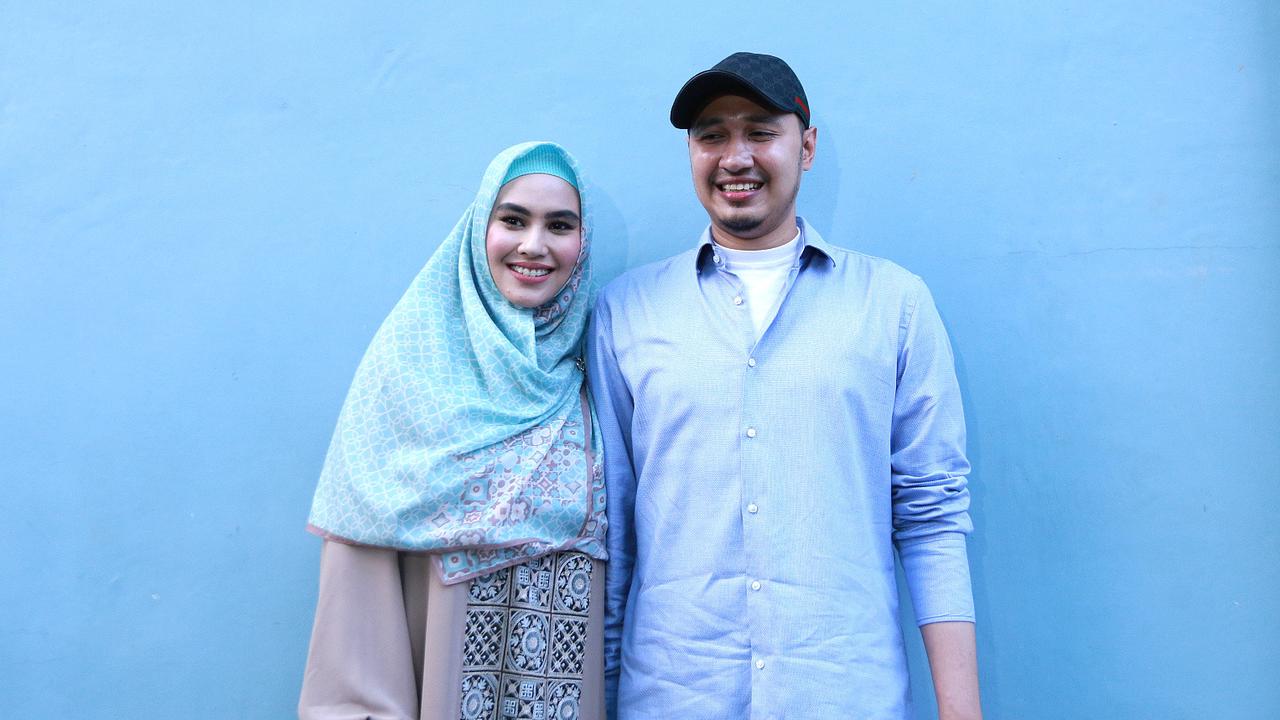 [Fimela] Kartika Putri dan Suami