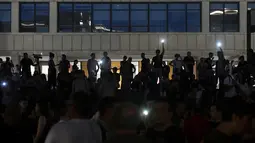 Ribuan orang berunjuk rasa dengan memblokade jalan di Serbia sepanjang Minggu (29/6/2025). (OLIVER BUNIC/AFP)
