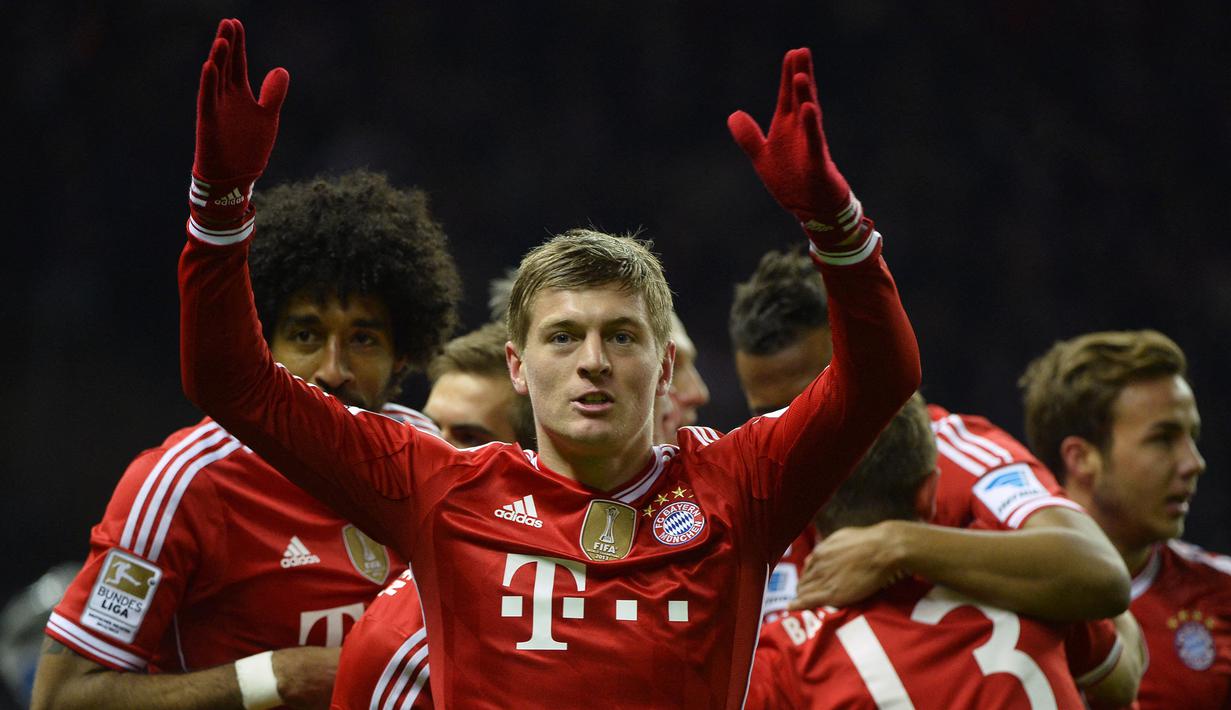 Toni Kroos. Ia hampir saja berseragam Manchester United usai lepas dari Bayern Munchen di akhir musim 2013/2014. Manajer Setan Merah saat itu, David Moyes telah mencapai kata sepakat untuk memboyongnya. Sayang, Moyes keburu dipecat dan digantikan Louis van Gaal. (Foto: AFP/Odd Andersen)