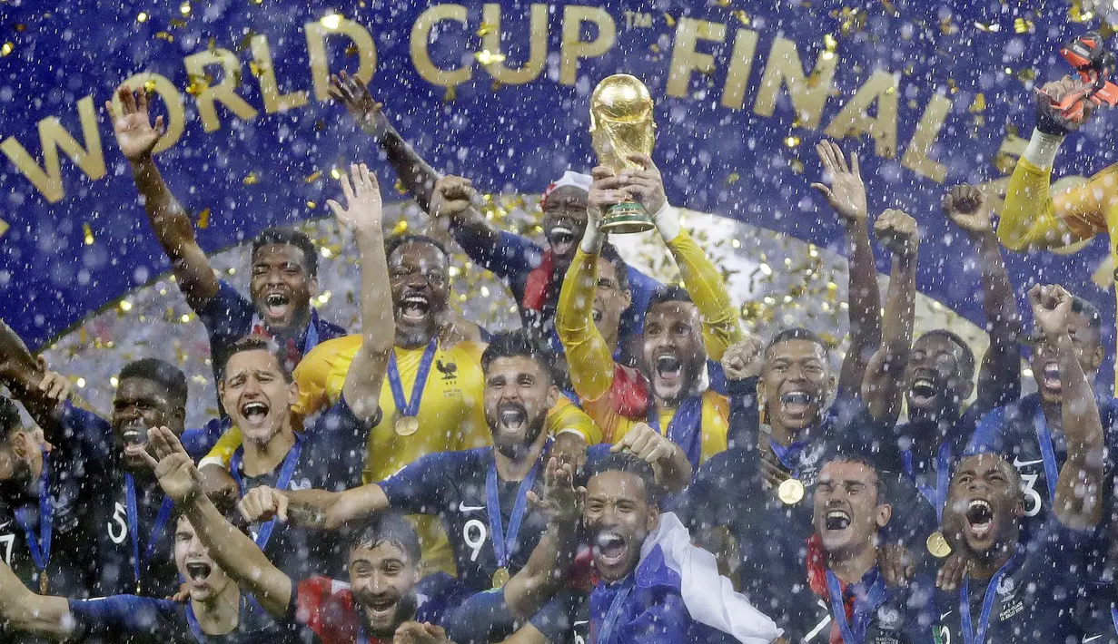 Berkat penampilan gemilangnya bersama Timnas Prancis, Mbappe yang saat itu masih berusia 19 tahun pun dinobatkan sebagai pemain muda terbaik di turnamen itu. (AP/Matthias Schrader)